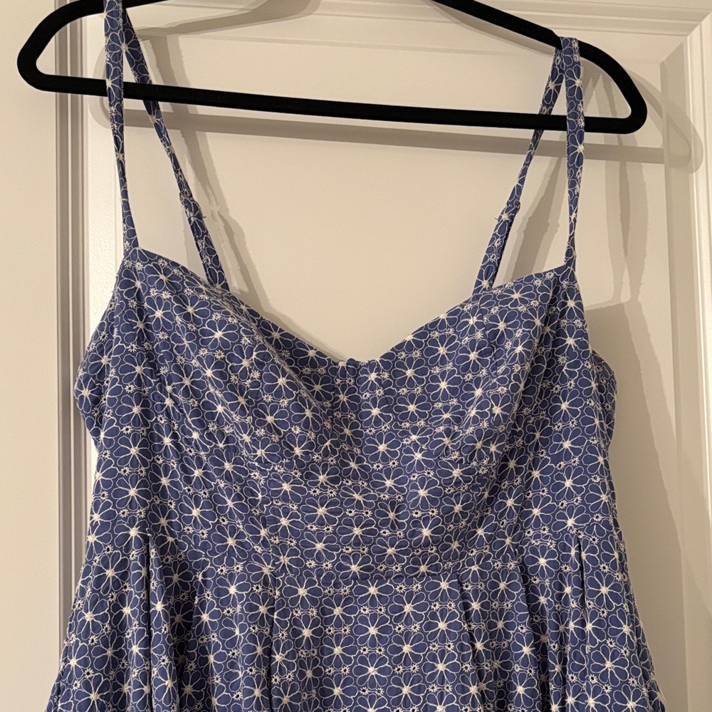 Chic Blue Patterned Midi Dress - Picture 2 of 5